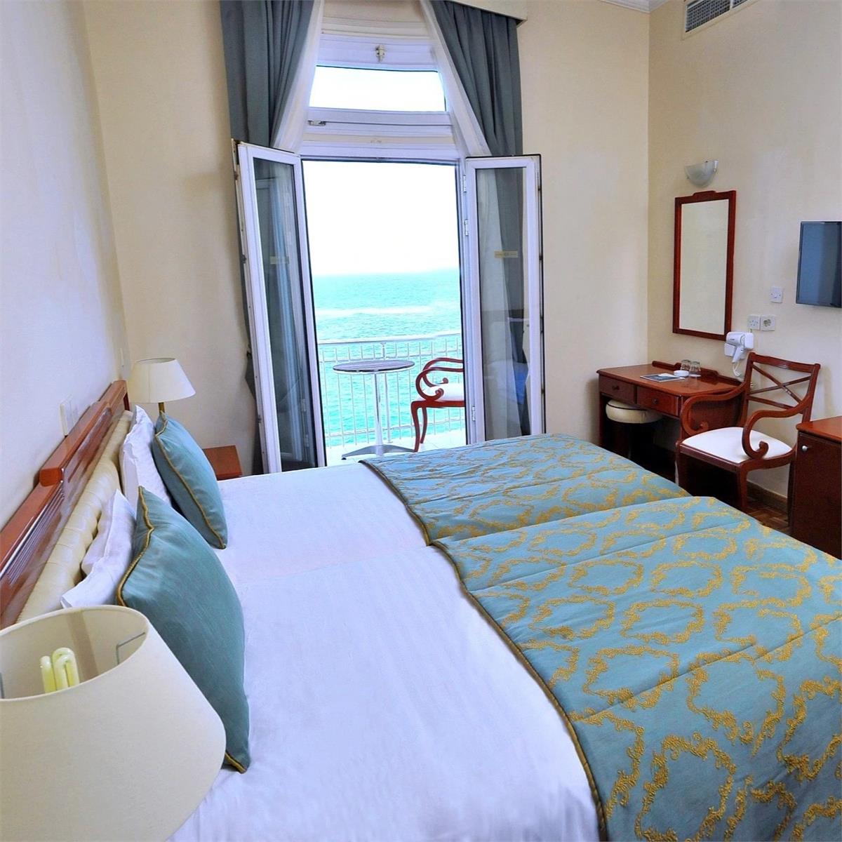 İzmir'den Uçak İle Hareketli Kıbrıs Dome Hotel Oda Kahvaltı Konaklama Seçenekleri