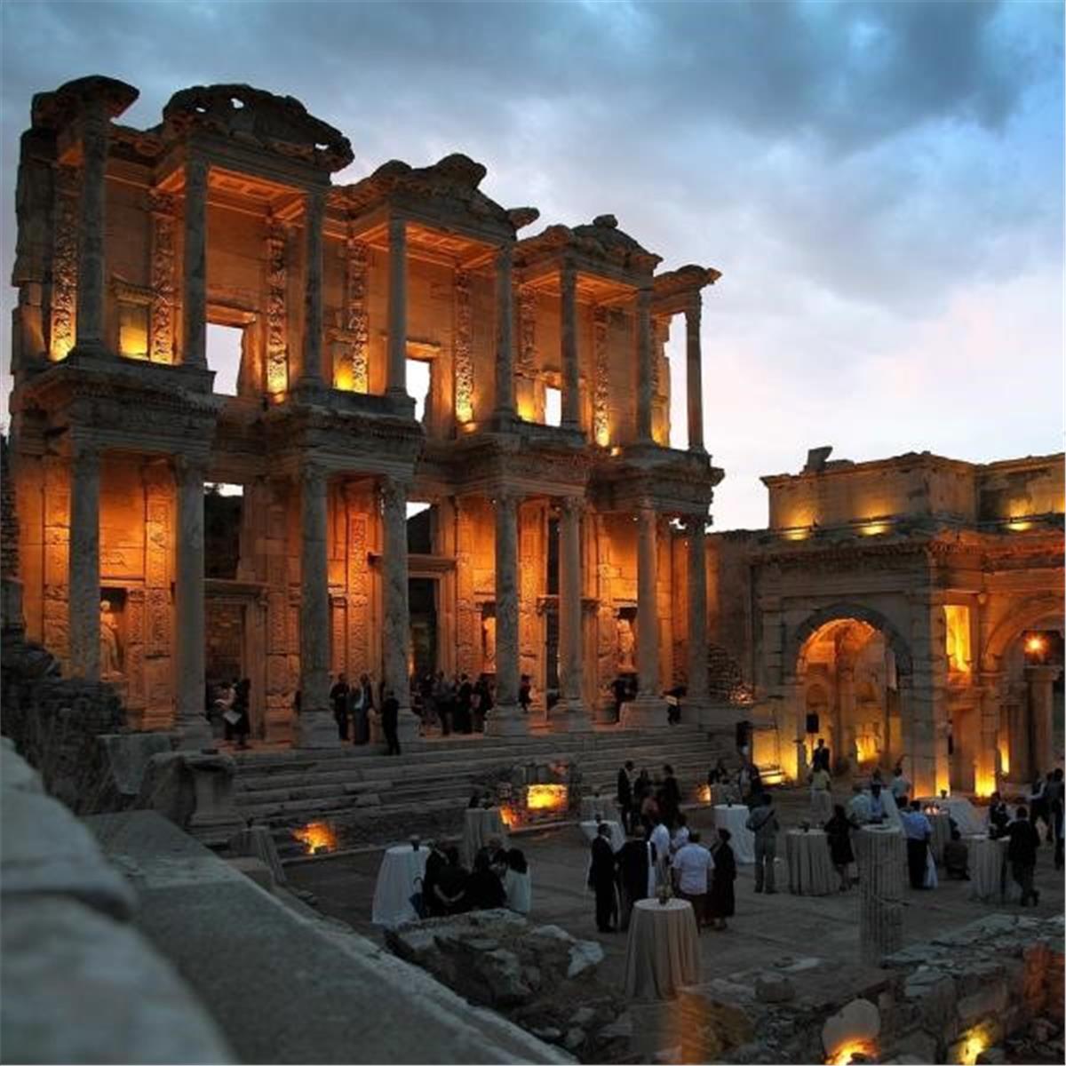 İzmir Çıkışlı Günübirlik Geceyi Aydınlatan Efes Antik Kenti, Şirince ve Meryemana Turu