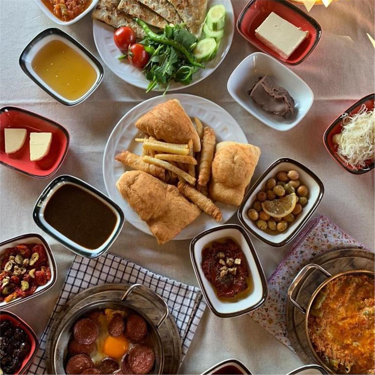 Çiçekliköy Fısıltı Kahvaltı Evi’nde Doğa ile iç içe Enfes Serpme Köy Kahvaltısı