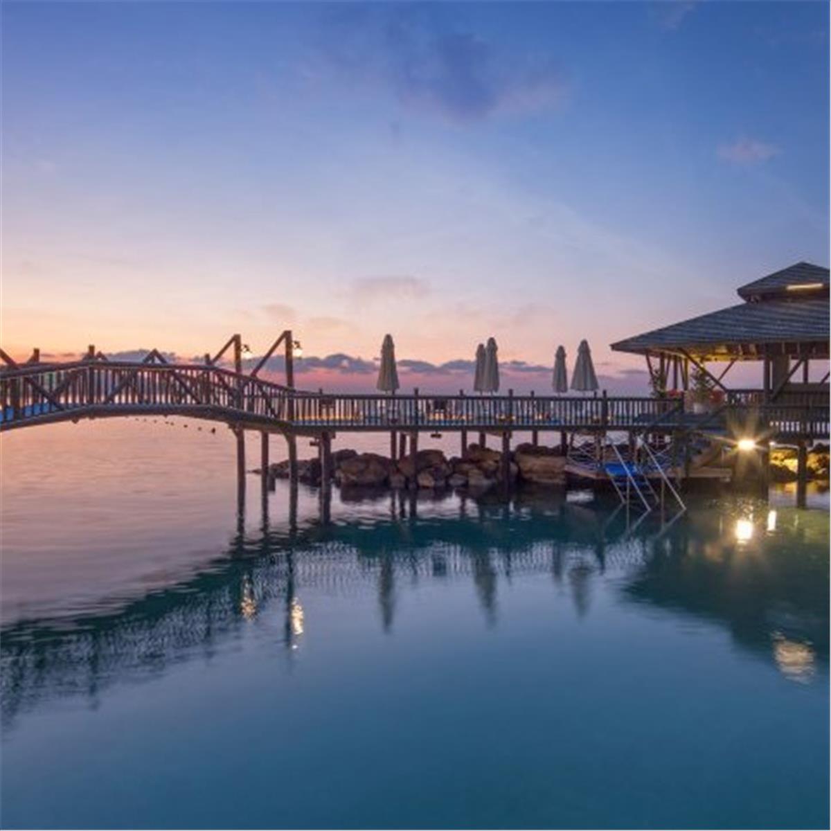 İzmir'den Uçak İle Hareketli Kıbrıs Merit Crystal Cove Hotel'de Ultra Herşey Dahil Konaklama Seçenekleri