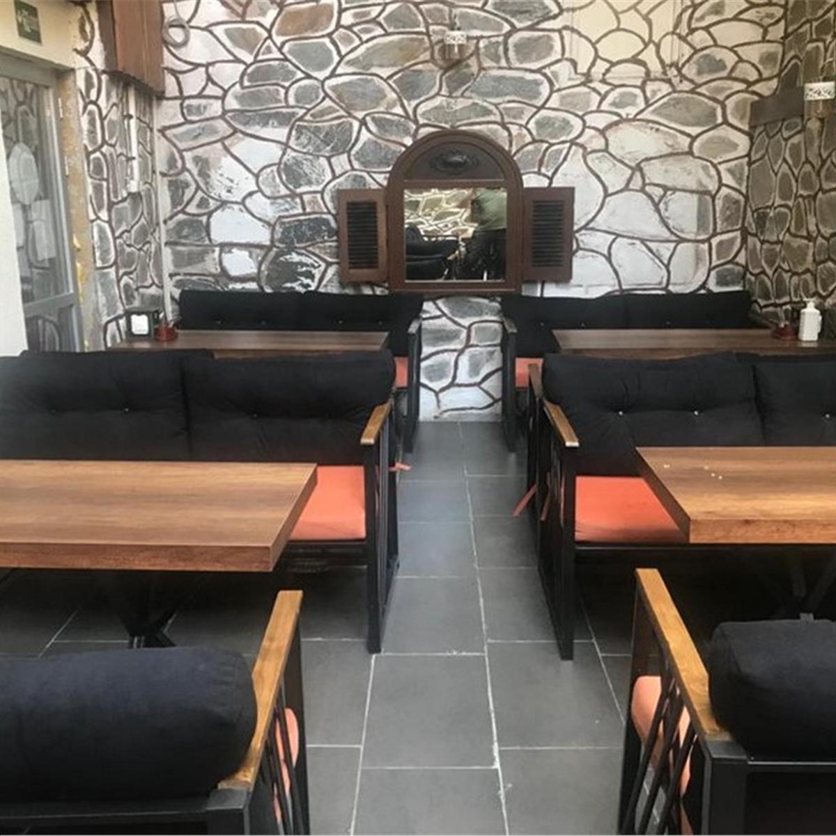 Alsancak Makara Cafe'de Enfes Lezzetler Eşliğinde Serpme Kahvaltı Keyfi