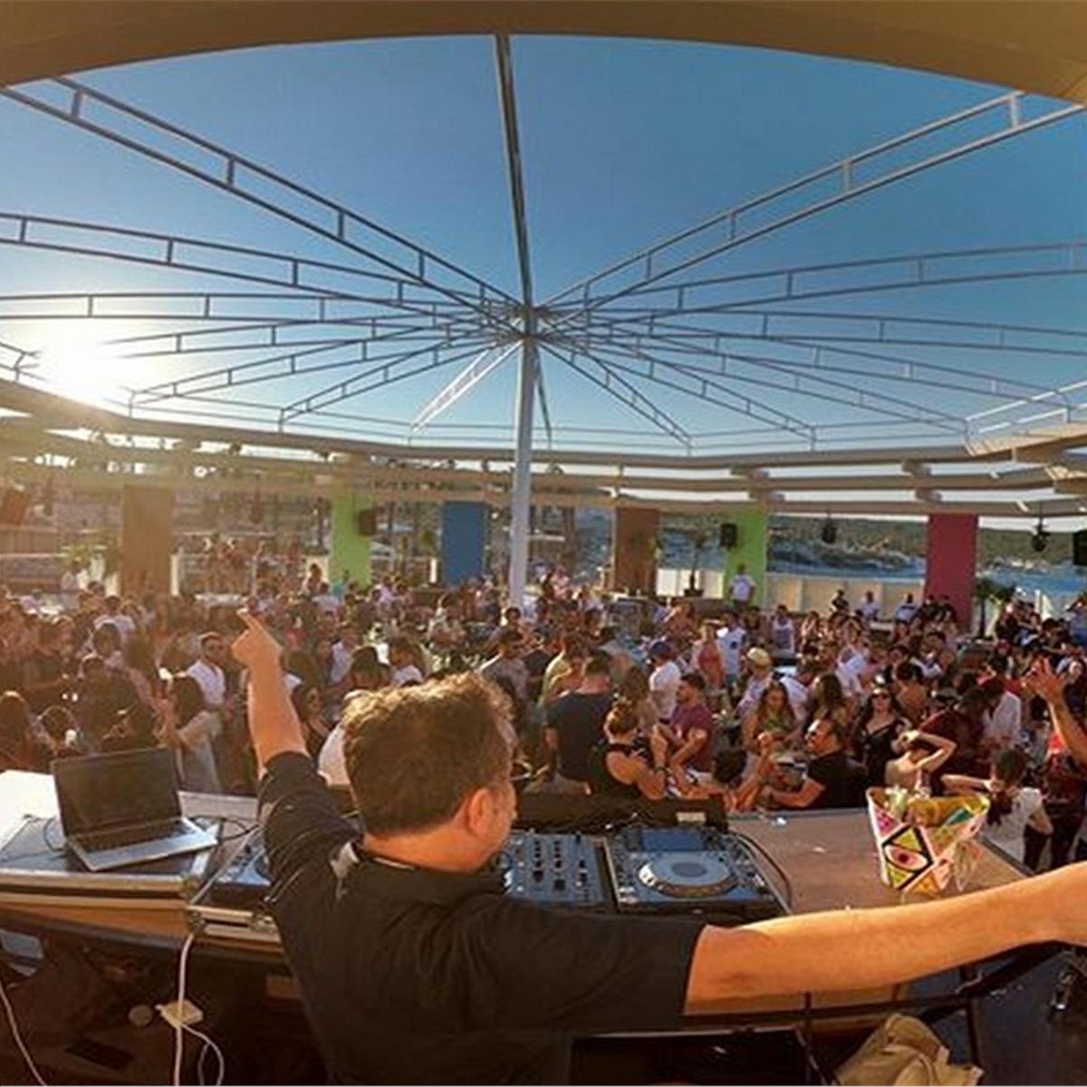 Çeşme Alaçatı Kafe Pi Beach Club Gün Boyu Beach ve Eğlenceye Giriş Bileti