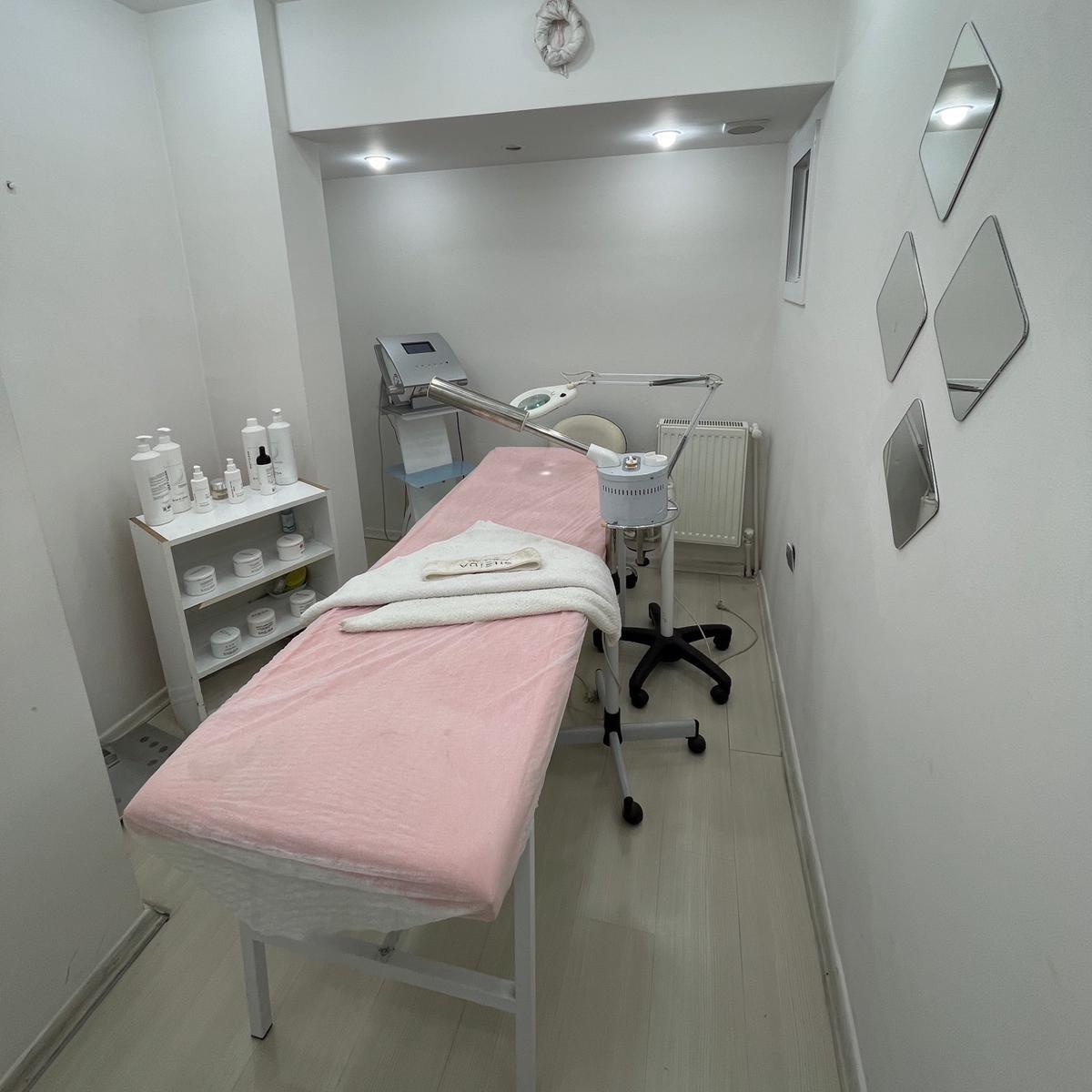 Bornova Harika Kuaför Güzellik Kirpik Lifting Uygulaması