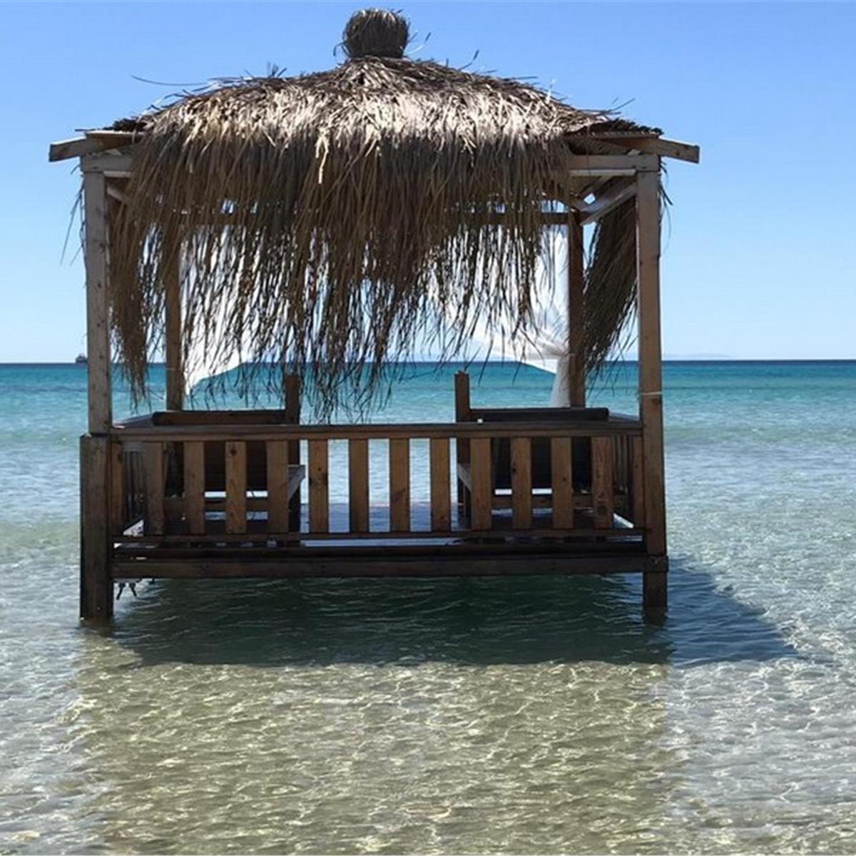 Çeşme Montana Beach’te Plaj Girişi Hamburger Menü veya Kahvaltı