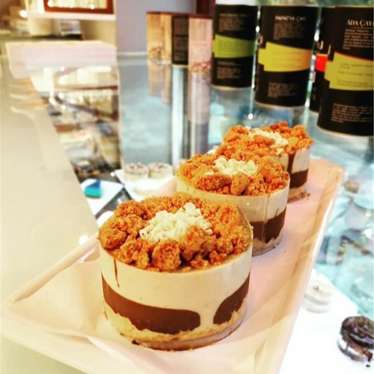 Bornova Üsküplü Cafe’de seçenekli enfes Tatlı ve Pastalar eşliğinde kahve keyfi