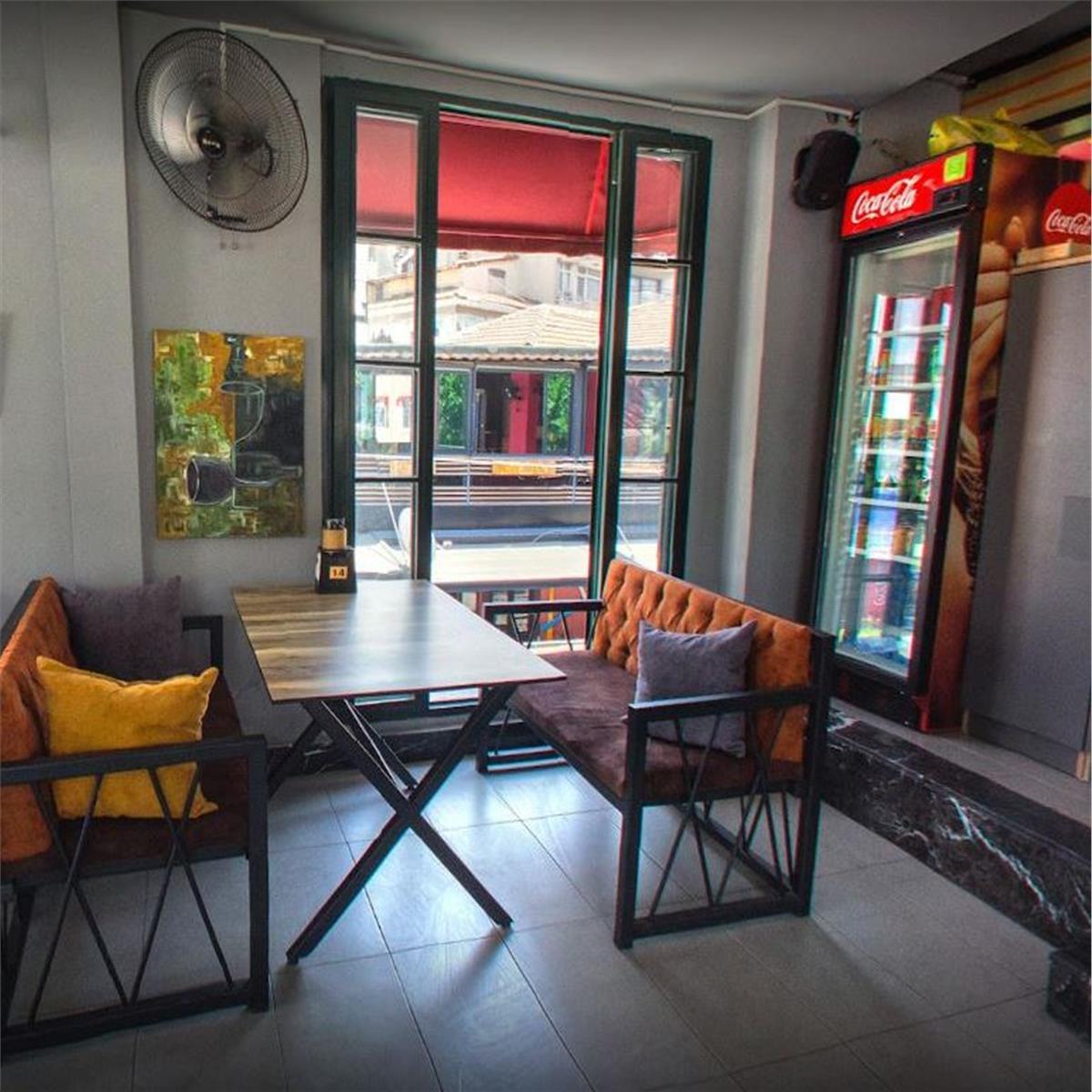 Karşıyaka Mio Cafe & Kitchen’da Kömüre Sandviç, Izgara Kanat ve Köfte Keyfi