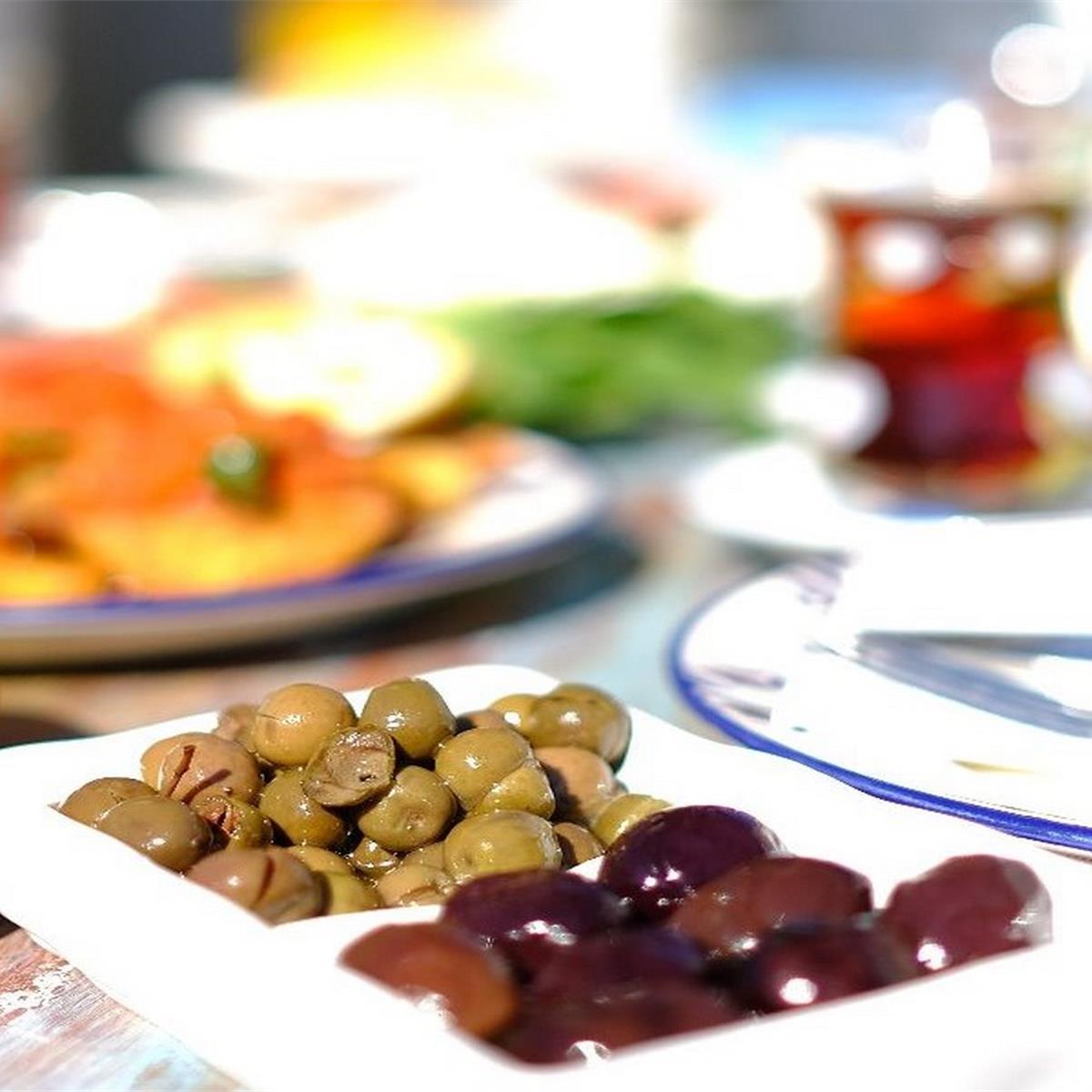 Urla Mösyö Bahçe'de sınırsız çay eşliğinde serpme kahvaltı keyfi