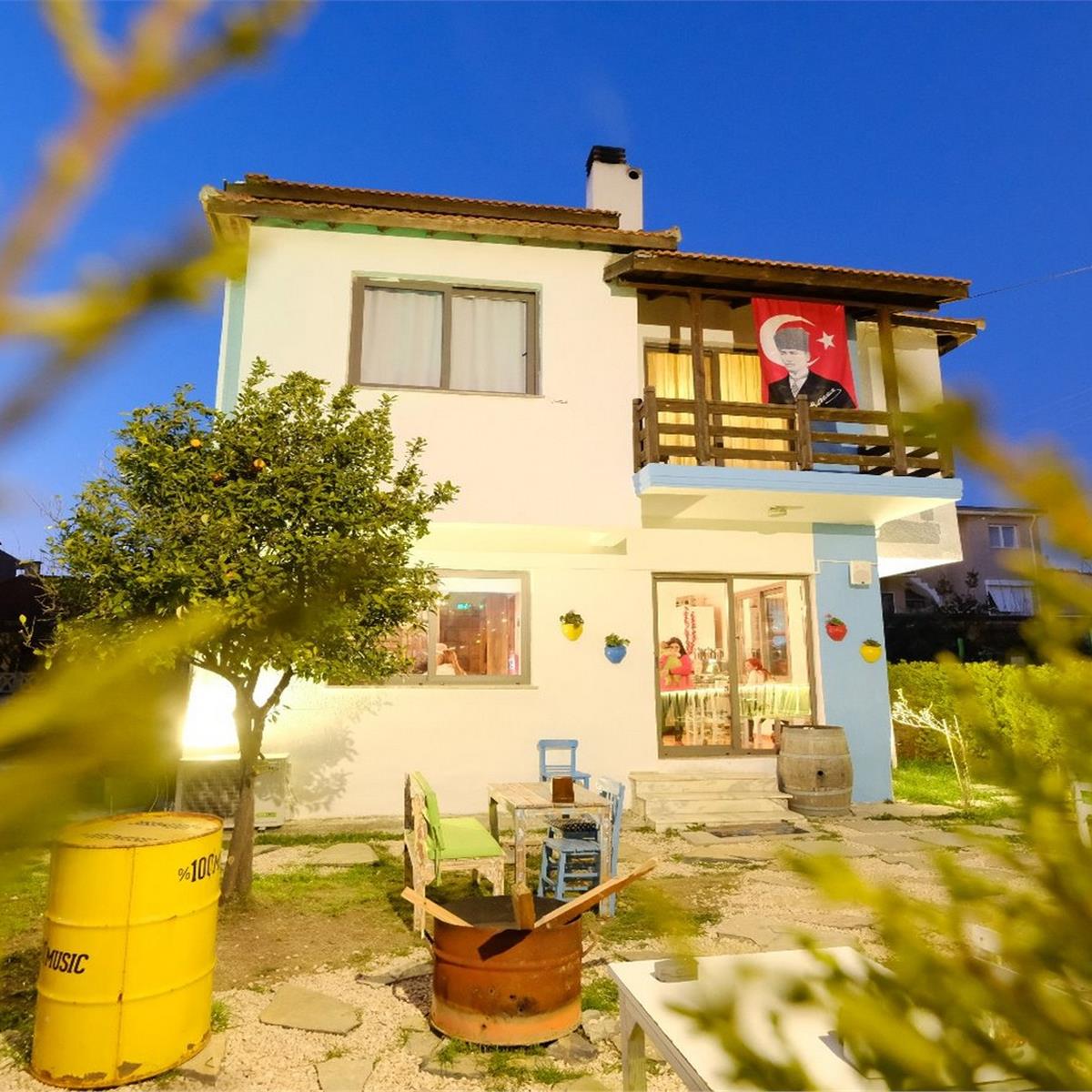 Urla Mösyö Bahçe'de sınırsız çay eşliğinde serpme kahvaltı keyfi