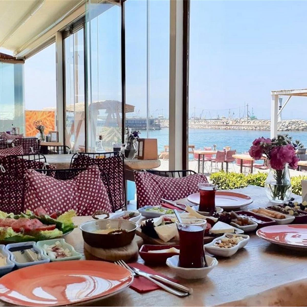 Güzelbahçe Bonjour Restaurant Deniz Kenarı Enfes Serpme Kahvaltı Keyfi