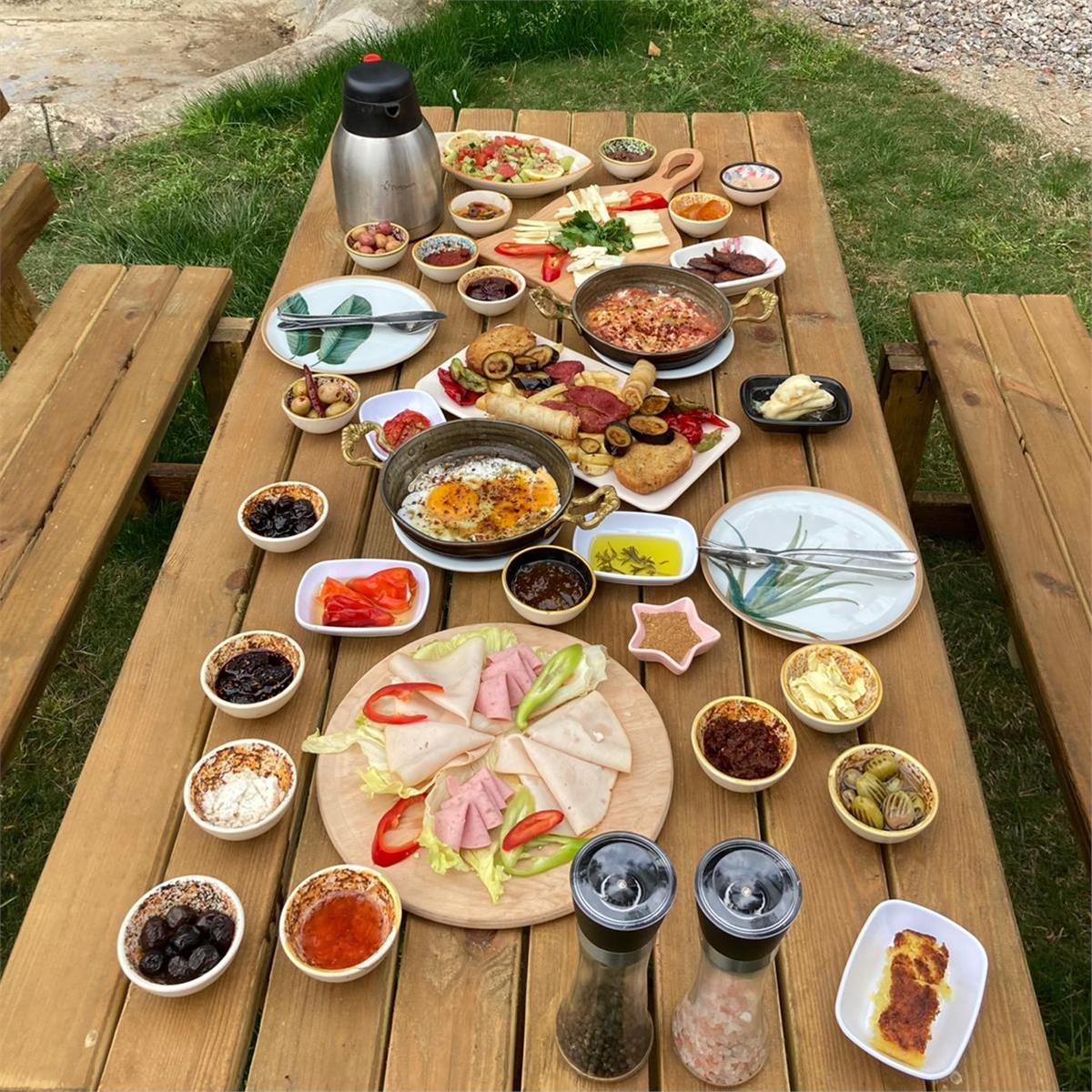 Kemalpaşa Tarla & Chill Enfes Serpme Köy Kahvaltısı Keyfi Müthiş Fiyatlarla izmirBuraya.com'da.