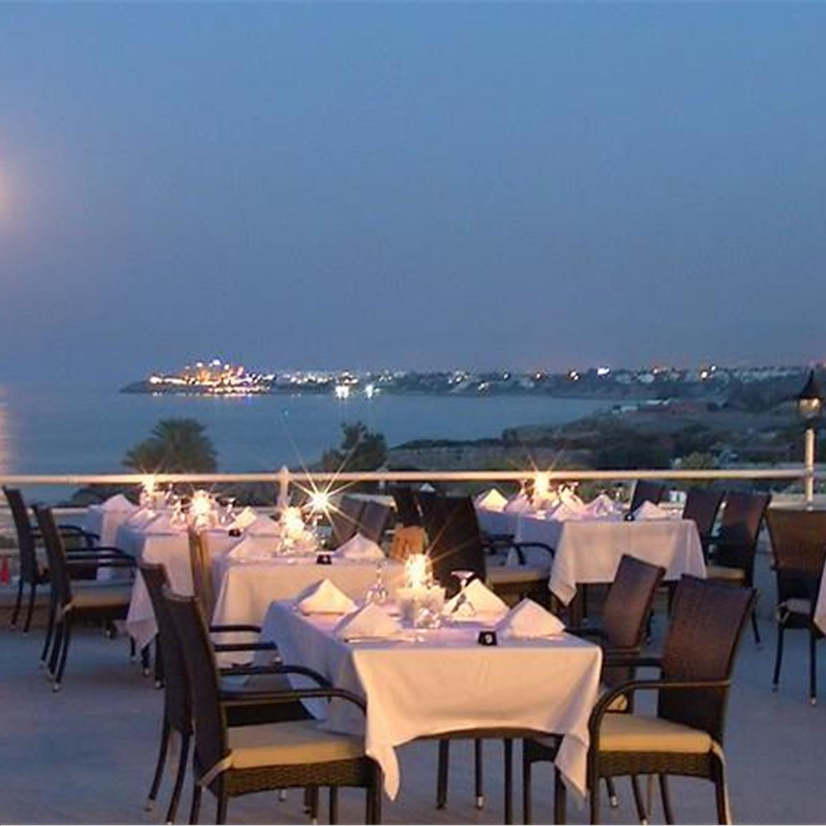 İzmir'den Uçak İle Hareketli Kıbrıs Deniz Kızı Hotel Yarım Pansiyon Konaklama Seçenekleri