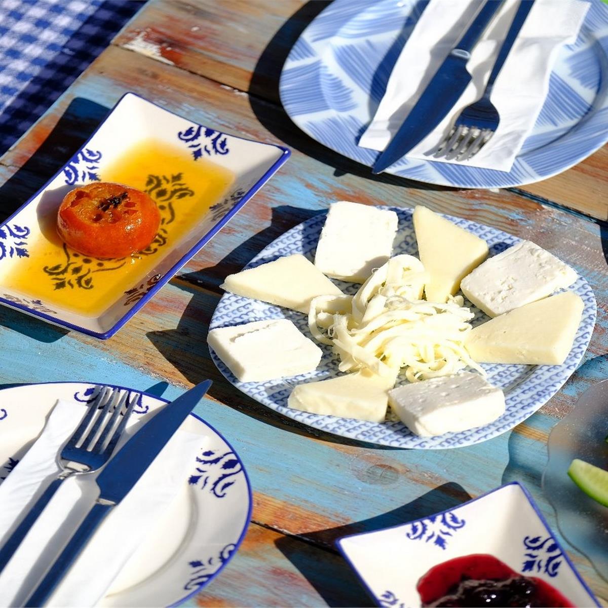 Urla Mösyö Bahçe'de sınırsız çay eşliğinde serpme kahvaltı keyfi