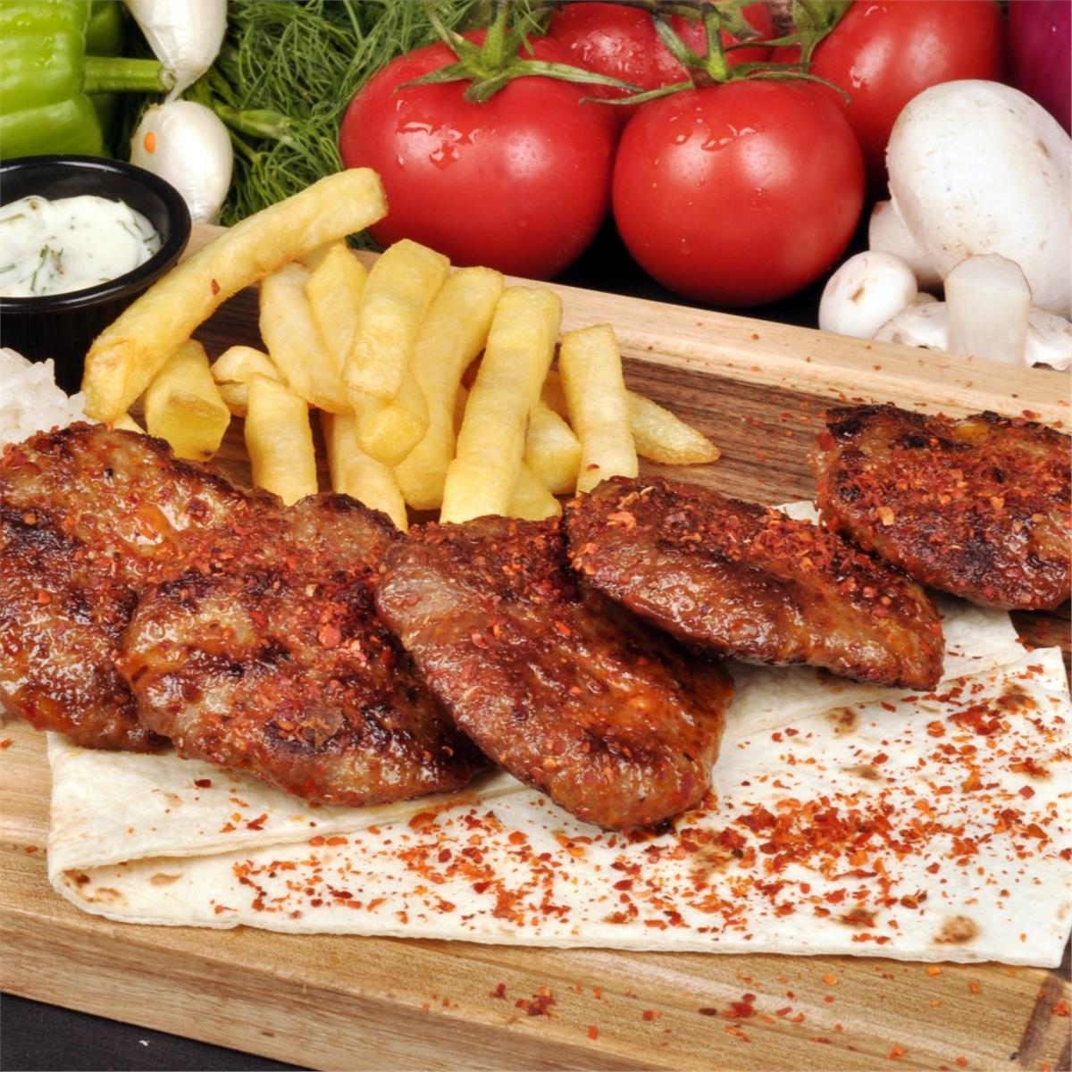 Karşıyaka Mio Cafe & Kitchen’da Kömüre Sandviç, Izgara Kanat ve Köfte Keyfi