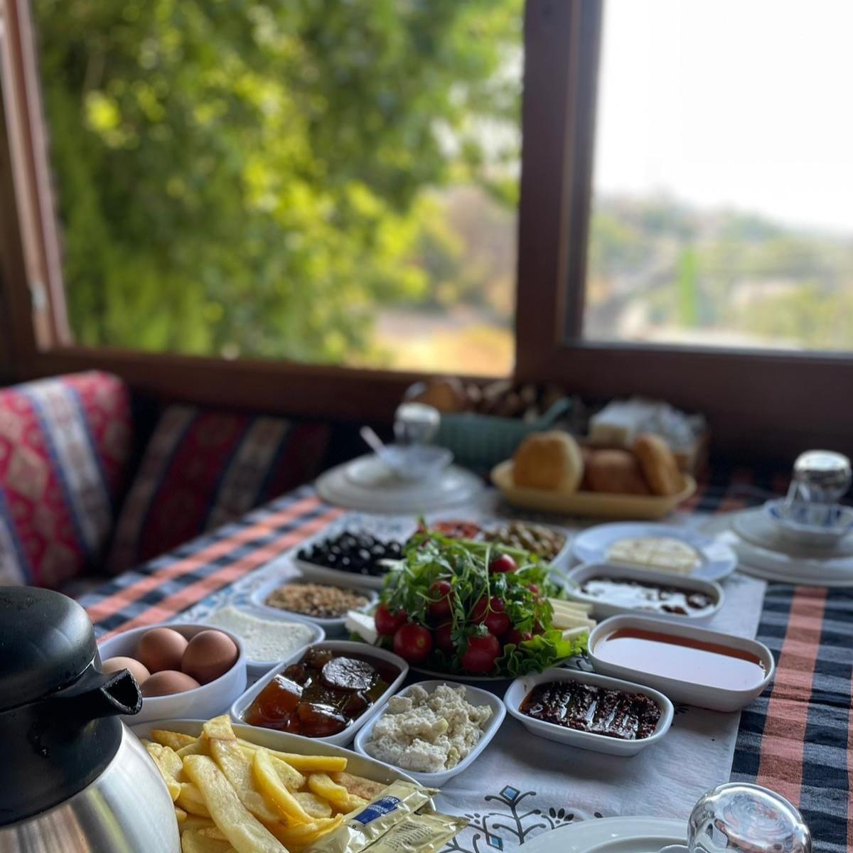 Çiçekliköy Asmalı Kahvaltı Evi’nde Doğa ile iç içe Serpme Köy Kahvaltısı