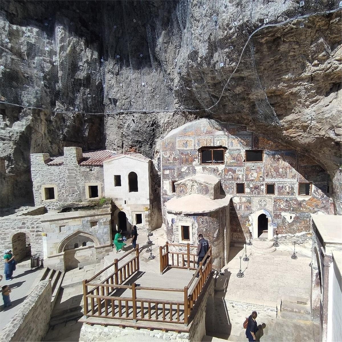 İzmir'den Uçak İle 2 Gece 3 Gün Konaklamalı Demir Elma Festivali ve Karadeniz Turu