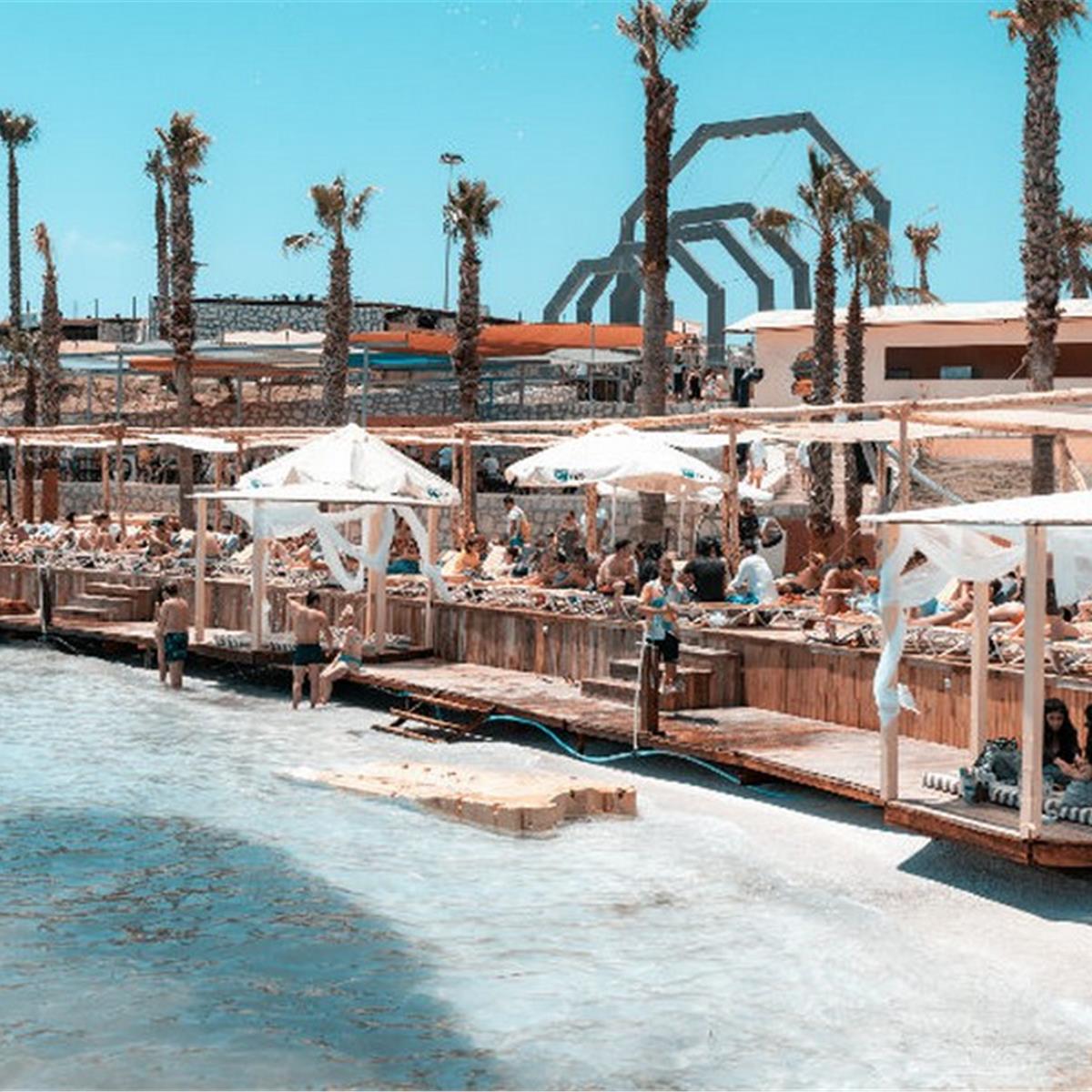 Çeşme Alaçatı Kafe Pi Beach Club 10 Ağustos Pascal Nouma ile Eğlence Girişi ve Gün Boyu Beach Keyfi