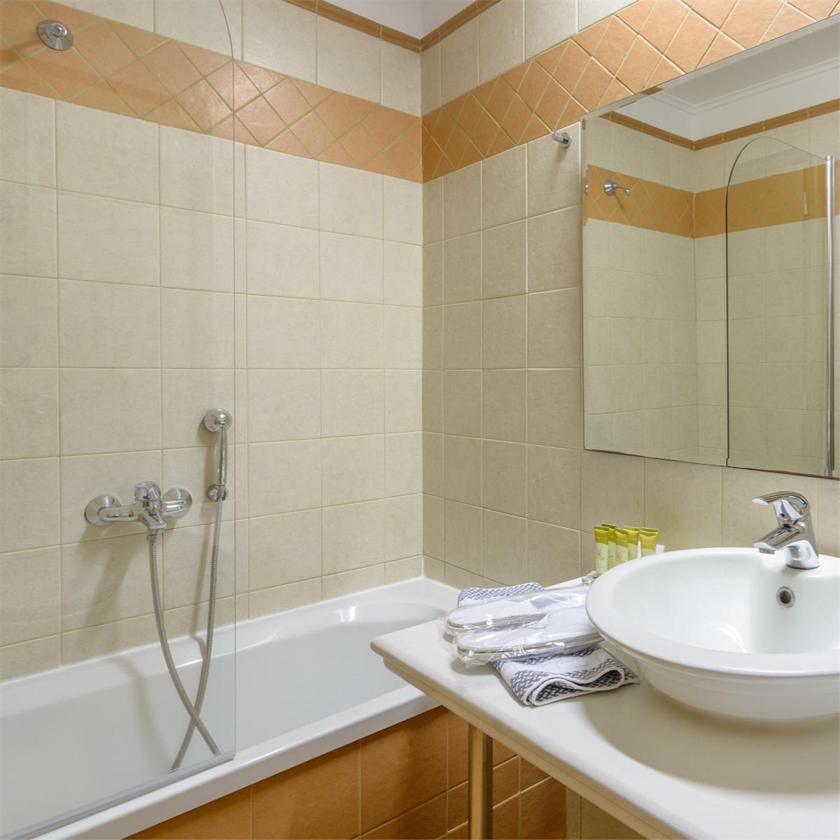 Çeşme'den Hareketli Yılbaşı Özel 2 Gece 3 Gün 4* Grecian Castle Hotel Konaklamalı Sakız Adası Turu Üstelik Yılbaşı Galası ve ya Taverna Seçenekli