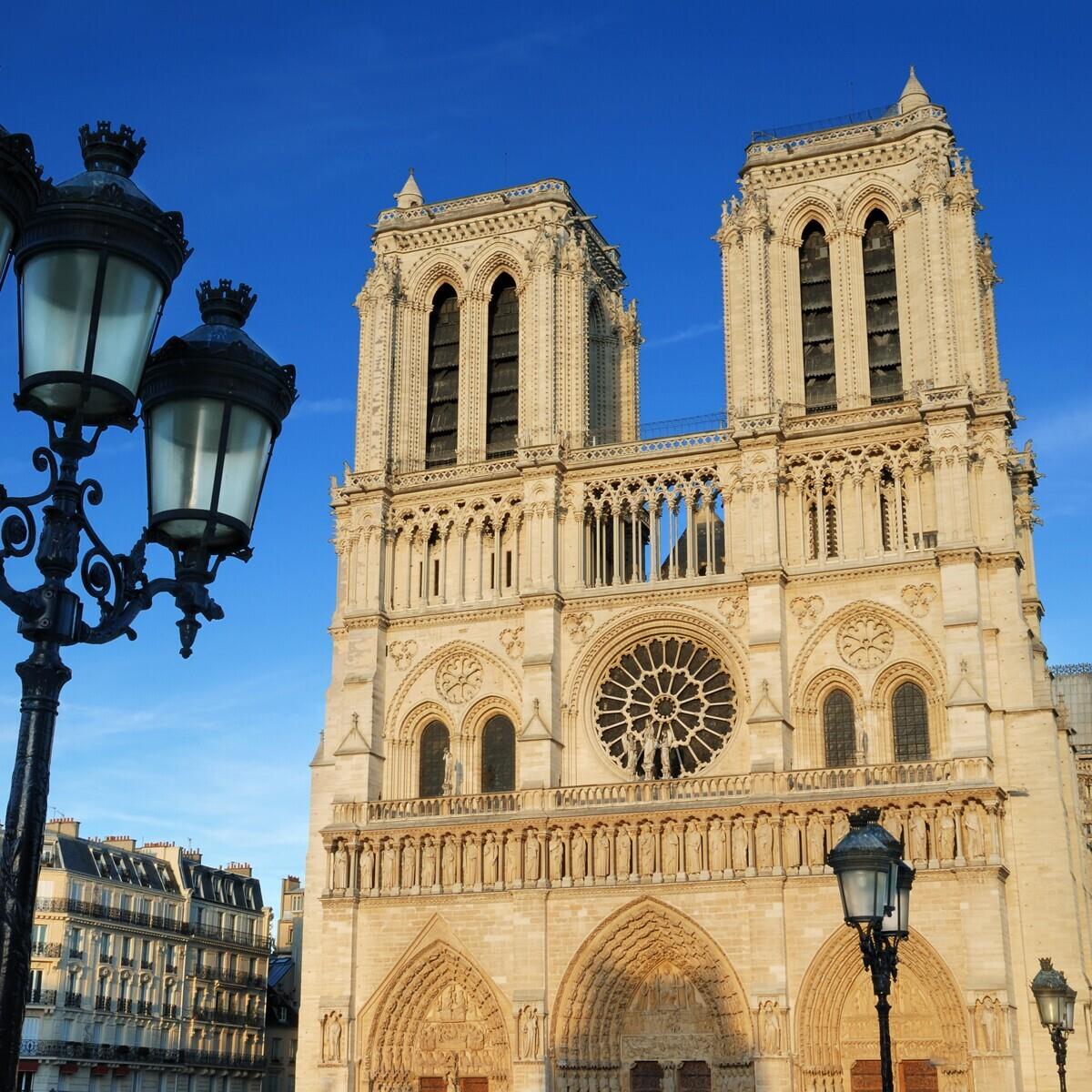 İzmir Uçak İle Hareketli 6 Gece 7 Gün Konaklamalı Paris & Normandiya & Loire Şatoları Turu