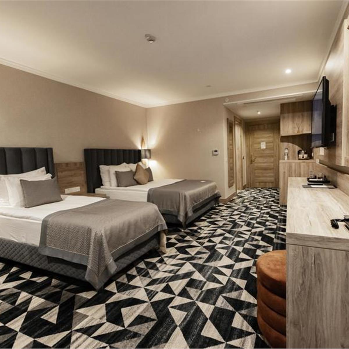 İzmir'den Uçak Bileti ve Otel Transferi Dahil 2 Gece ve 3 Gün Konaklamalı Kıbrıs The Arkın İskele Melek Mosso Yılbaşı Galası