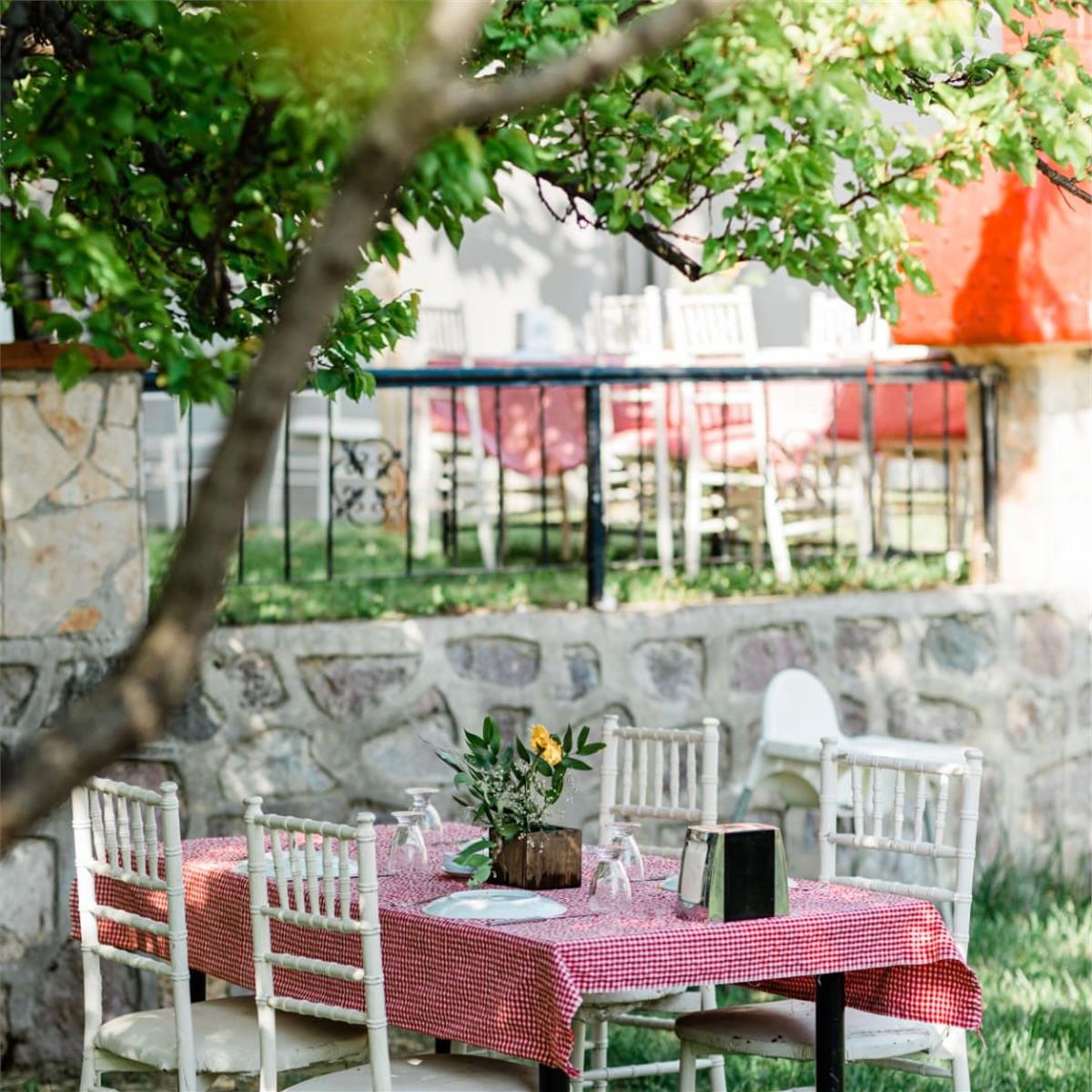Çiçekliköy My Garden Gün Boyu Havuz Keyfi ile yanında seçenekli kahvaltı keyfi