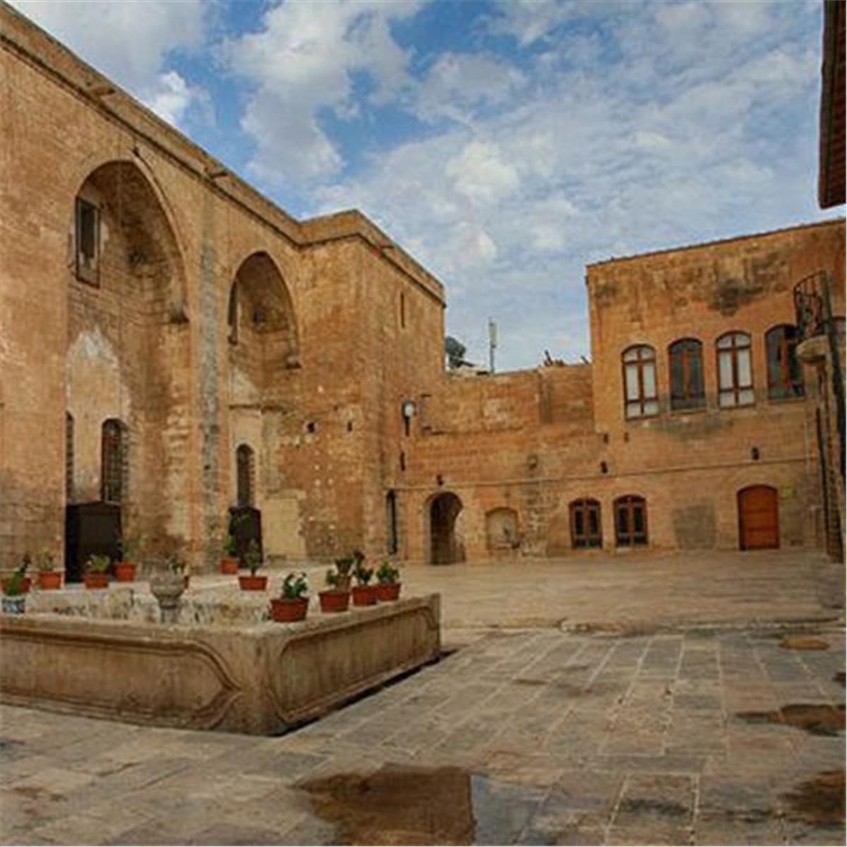 İzmir'den Uçak İle Kalkışlı Yılbaşı Özel 2 Gece 3 Gün 5* Dedeman Otel Konaklamalı Butik Şanlıurfa Turu. Üstelik Gala Gecesi Dahil