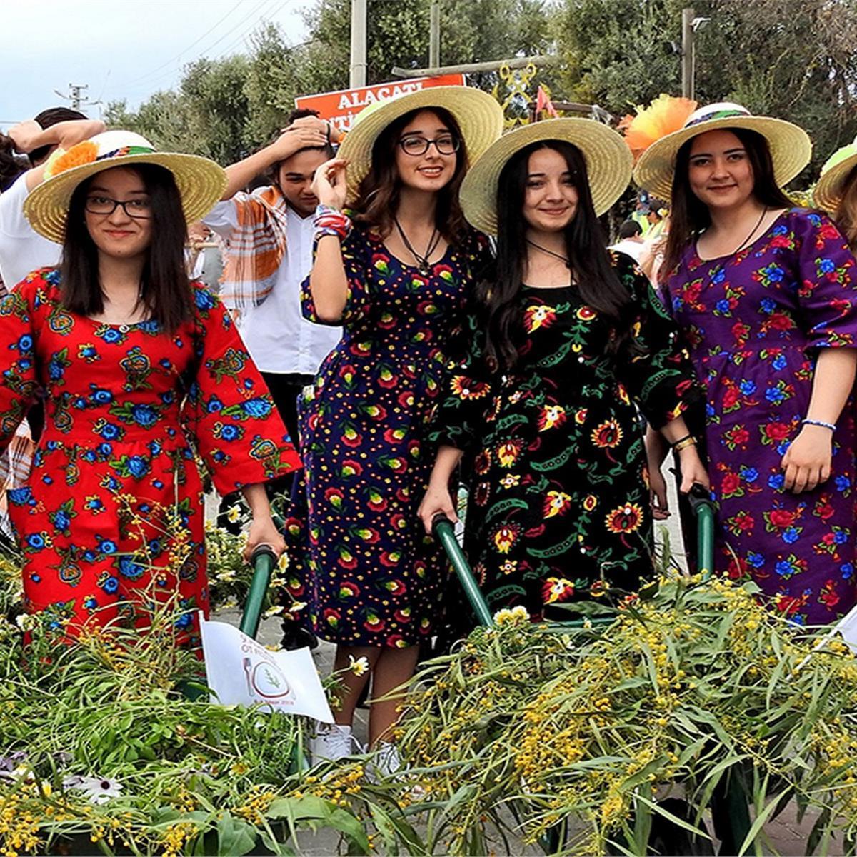 İzmir Çıkışlı Günübirlik Alaçatı Ot Festivali ve Sığacık Turu her gün çıkışlı