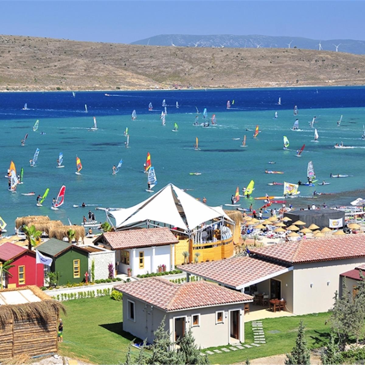 İzmir Çıkışlı günübirlik Öğle Yemeği dahil Çeşme Tekne ve Alaçatı Turu