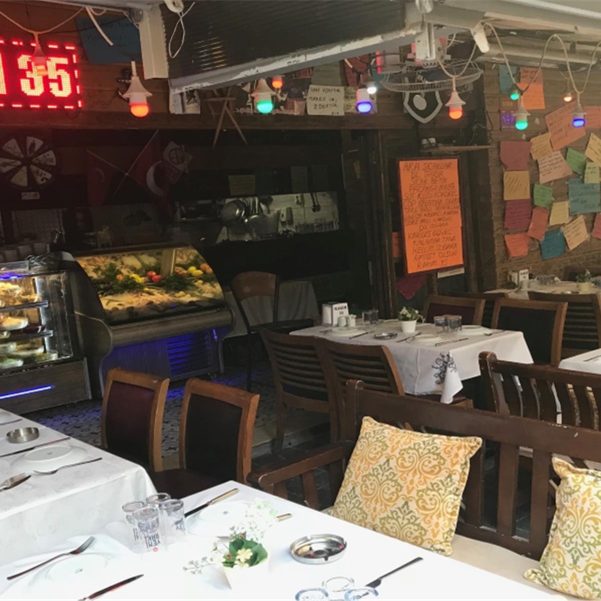Alsancak Rakım 35 Meyhane’de Canlı Fasıl Eşliğinde Et ve Balık Menüleri