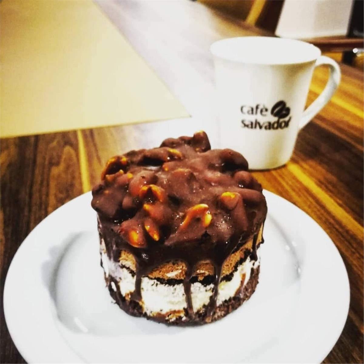 Bornova Üsküplü Cafe’de seçenekli enfes Tatlı ve Pastalar eşliğinde kahve keyfi