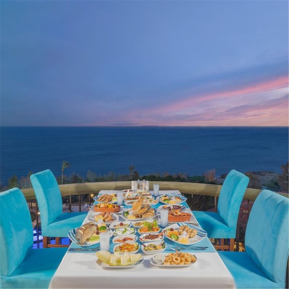 İzmir'den Uçak İle Hareketli Kıbrıs Merit Crystal Cove Hotel'de Ultra Herşey Dahil Konaklama Seçenekleri