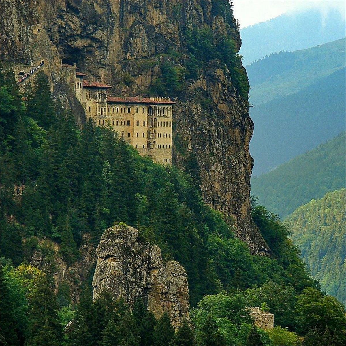İzmir'den Uçak İle 2 Gece 3 Gün Konaklamalı Demir Elma Festivali ve Karadeniz Turu