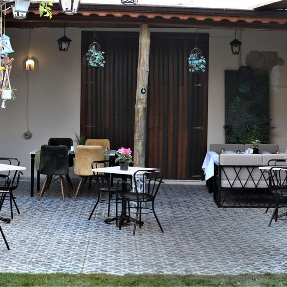 Sığacık Ada Marin Restaurant'da Sınırsız Çay Eşliğinde Enfes Serpme Kahvaltı Keyfi