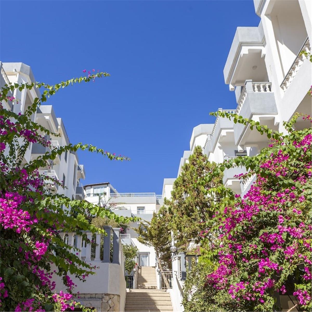 İzmir Kalkışlı Ulaşım ile 3 ve 4 gece seçenekli Bodrum Smart Holiday Hotel Herşey Dahil Konaklama