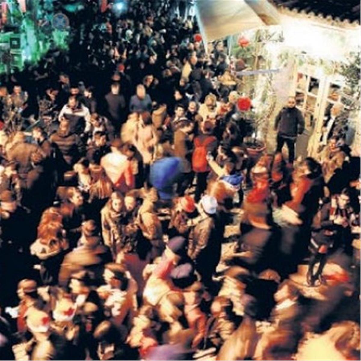 İzmir'den Çıkışlı Yılbaşı Özel Günübirlik Alaçatı Sokak Partisi