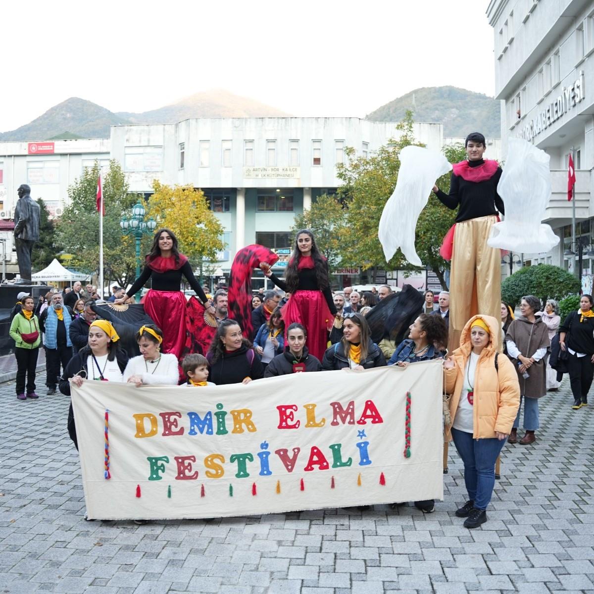 İzmir'den Uçak İle 2 Gece 3 Gün Konaklamalı Demir Elma Festivali ve Karadeniz Turu