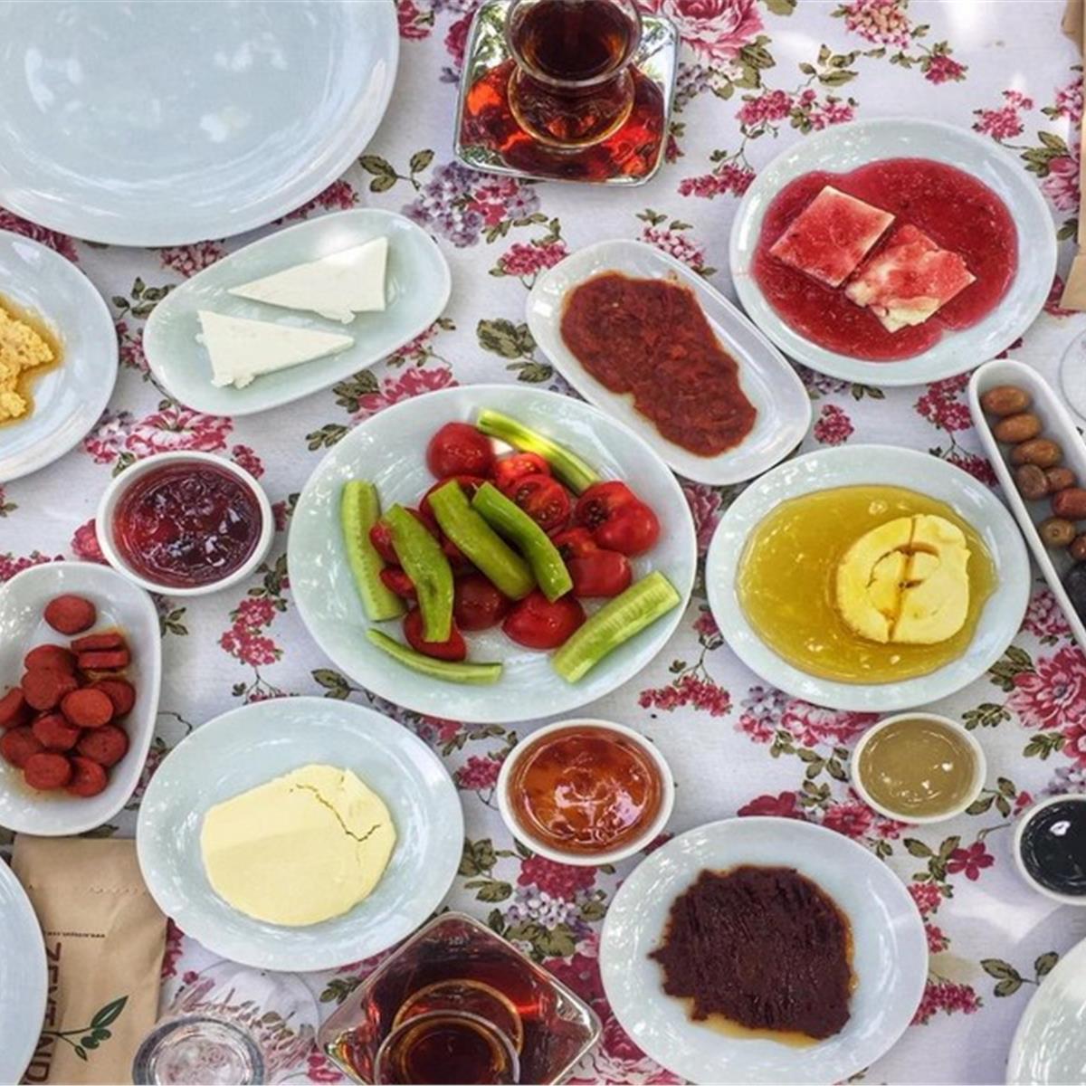 Çiçekliköy Zeytindalı Kahvaltı Evi’nde Enfes Serpme Köy Kahvaltısı