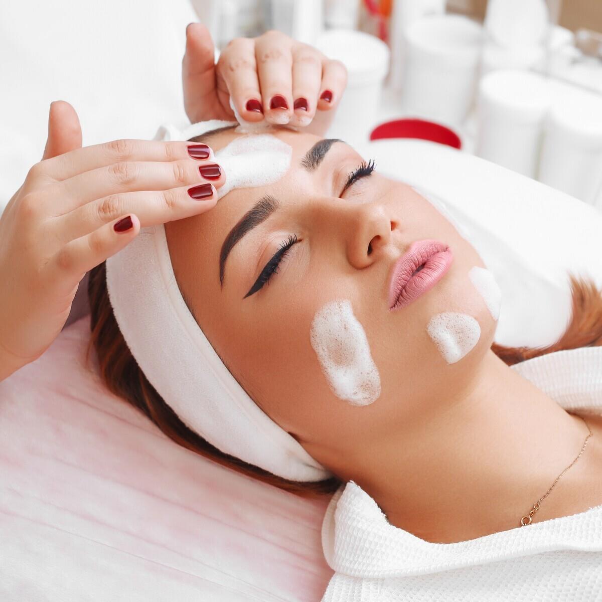 Dr Well Estetik derinlemesine cilt bakımı ve aydınlatıcı peloid maske uygulaması