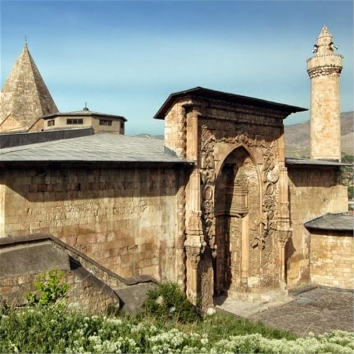 İzmir'den Uçaklı 3 Gece 4 Gün Konaklamalı Tunceli Kemaliye Divriği Turu