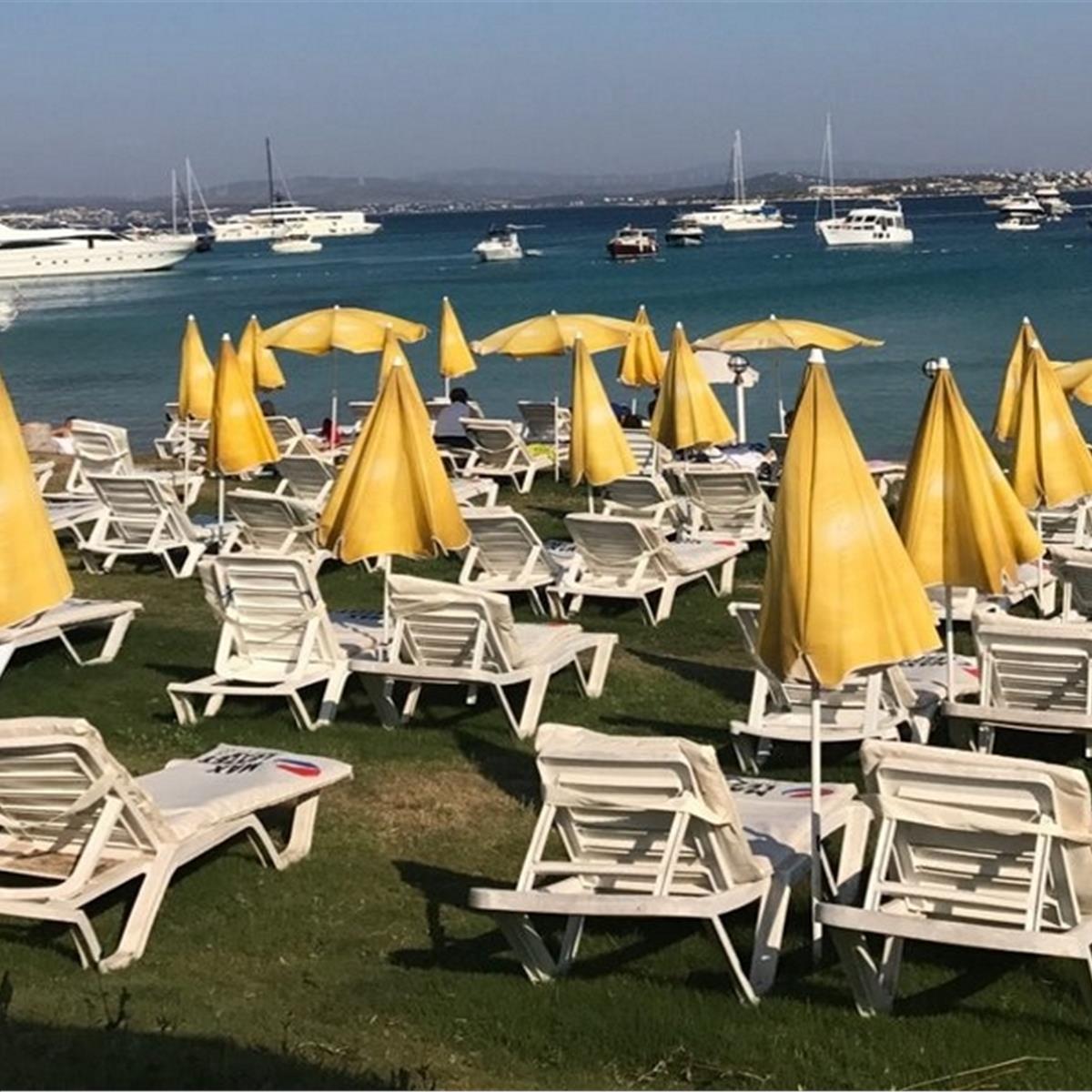 Çeşme Sera Beach Girişi, Şezlong, Şemsiye ve İçecek