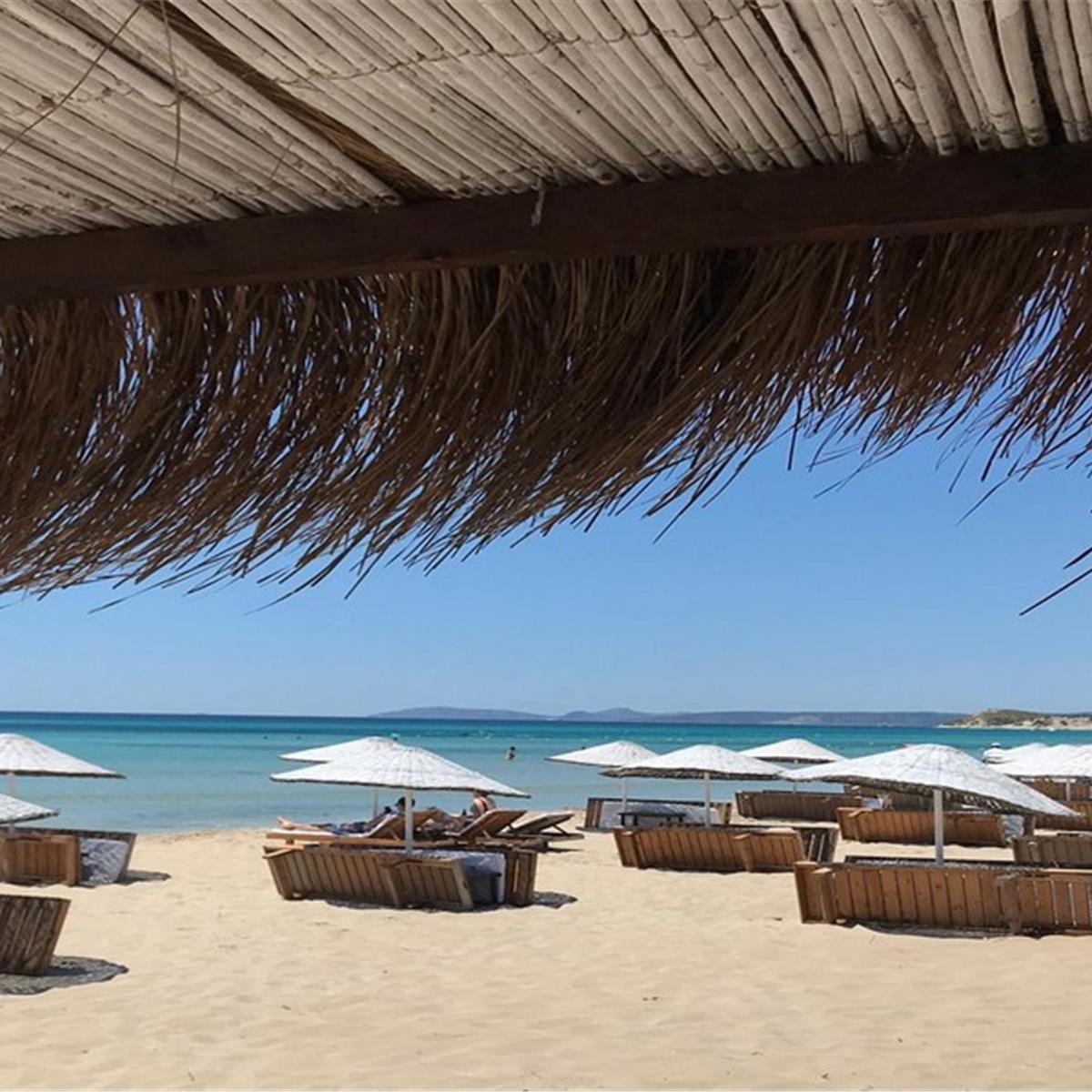 Çeşme Montana Beach’te Plaj Girişi Hamburger Menü veya Kahvaltı