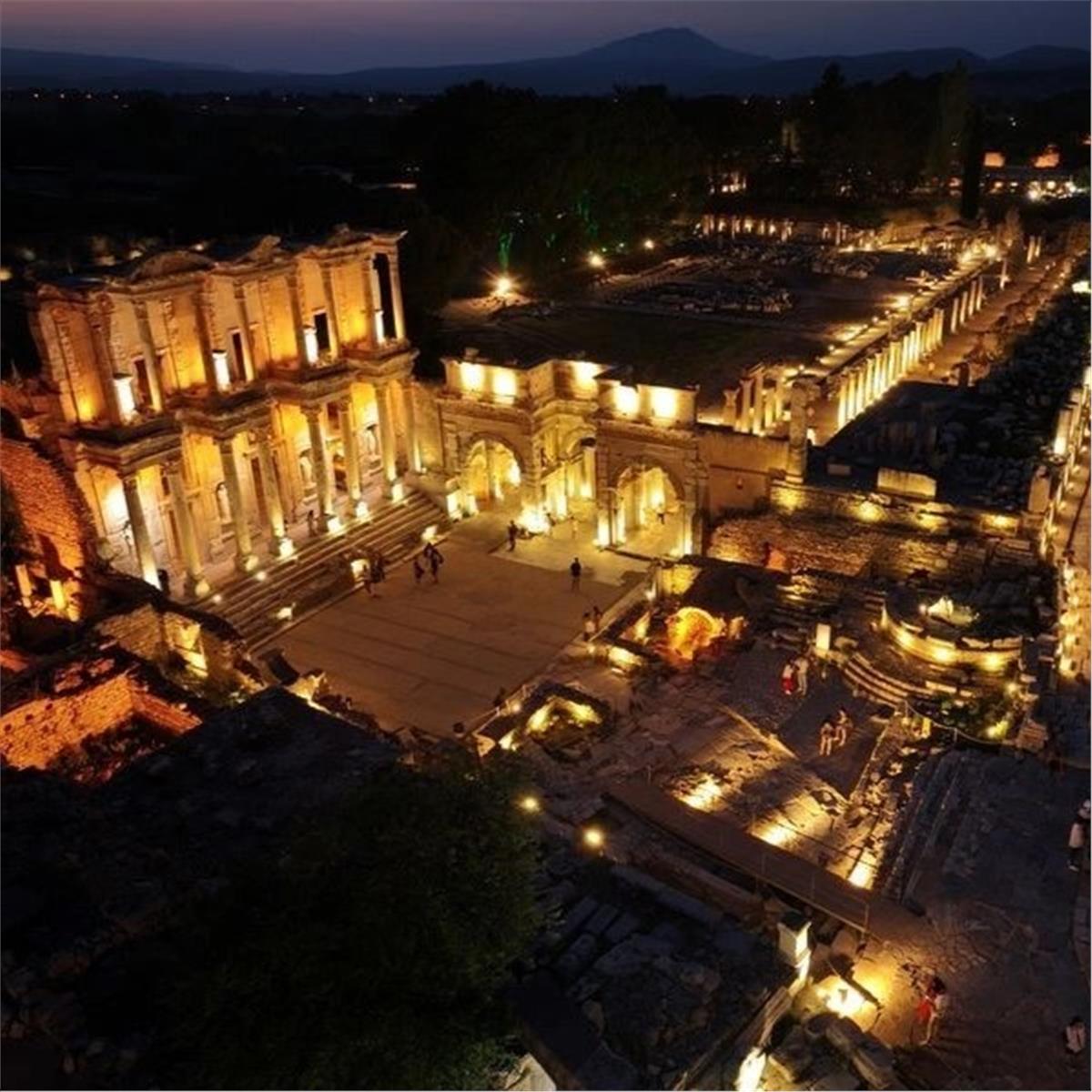 İzmir Çıkışlı Günübirlik Geceyi Aydınlatan Efes Antik Kenti, Büyülü Geceler ile Gece Efes Antik Kenti Turu.