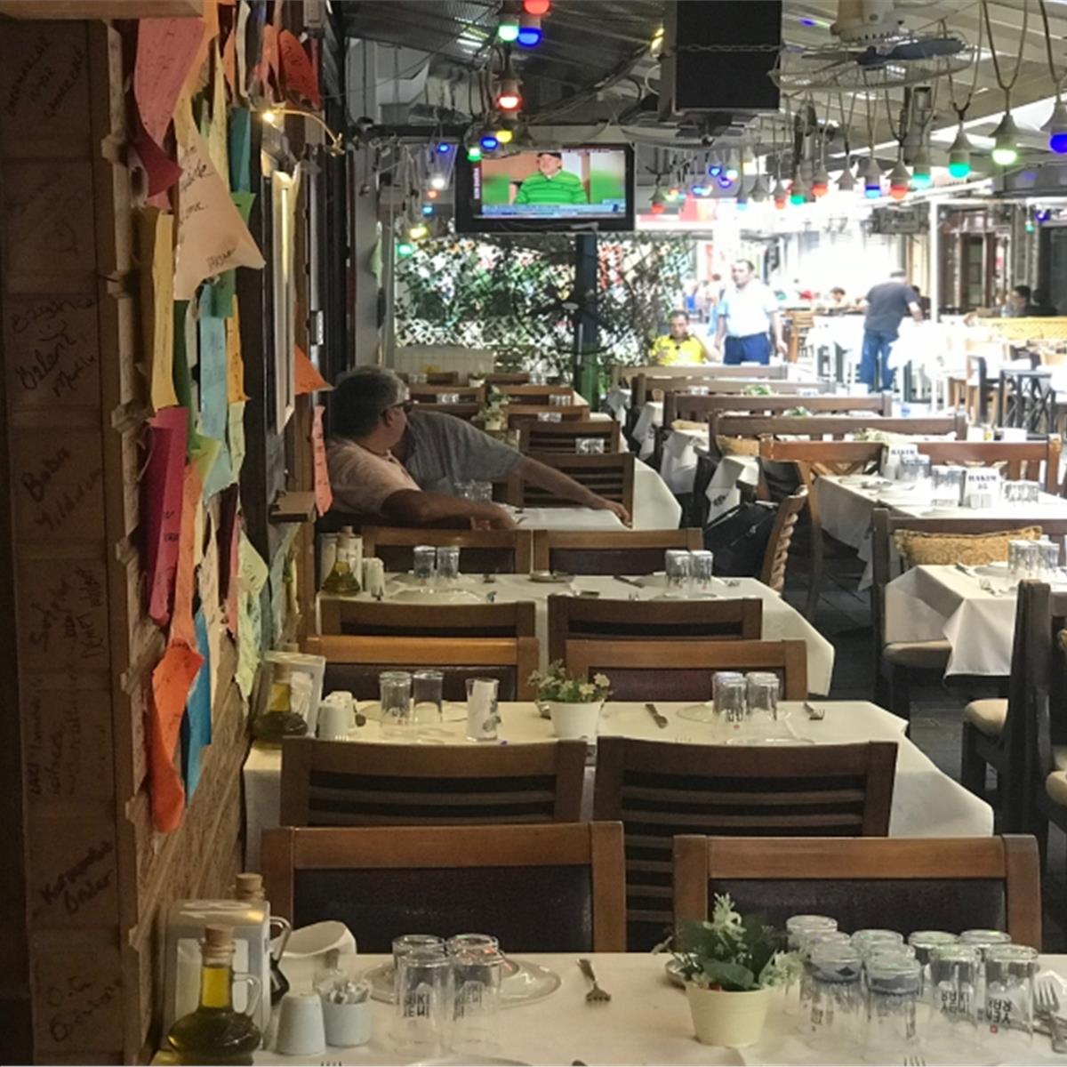 Alsancak Rakım 35 Meyhane’de Canlı Fasıl Eşliğinde Et ve Balık Menüleri