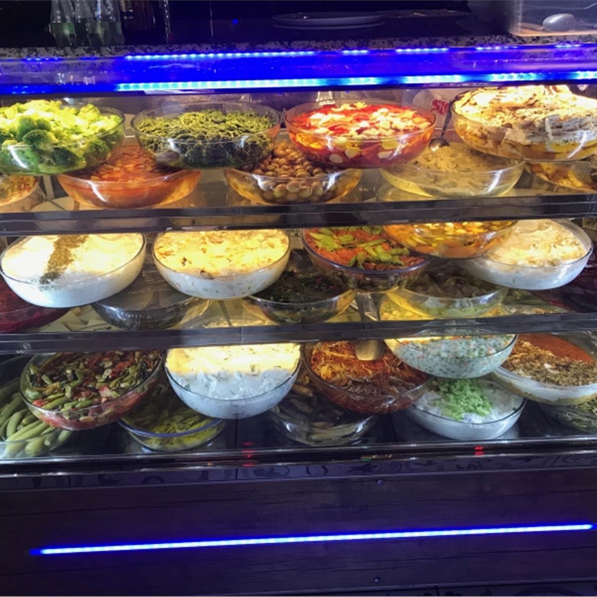 Alsancak Rakım 35 Meyhane’de Canlı Fasıl Eşliğinde Et ve Balık Menüleri