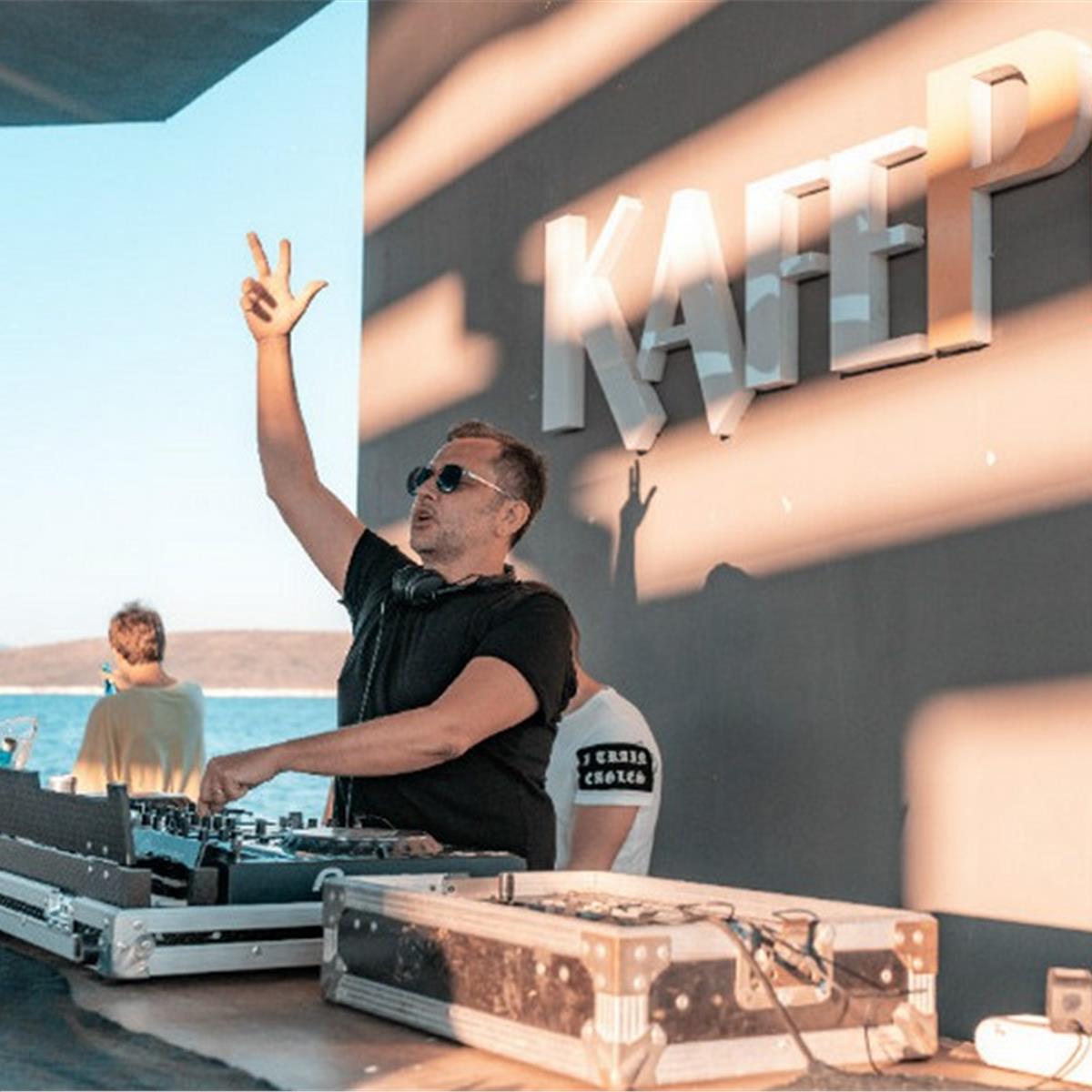 Çeşme Alaçatı Kafe Pi Beach Club 10 Ağustos Pascal Nouma ile Eğlence Girişi ve Gün Boyu Beach Keyfi