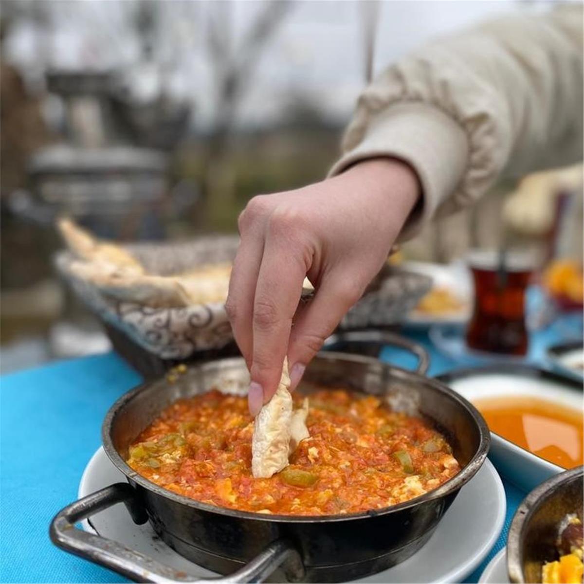 Çiçekliköy Fısıltı Kahvaltı Evi’nde Doğa ile iç içe Enfes Serpme Köy Kahvaltısı