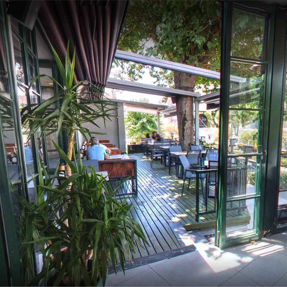 Karşıyaka Mio Cafe & Kitchen’da Kömüre Sandviç, Izgara Kanat ve Köfte Keyfi