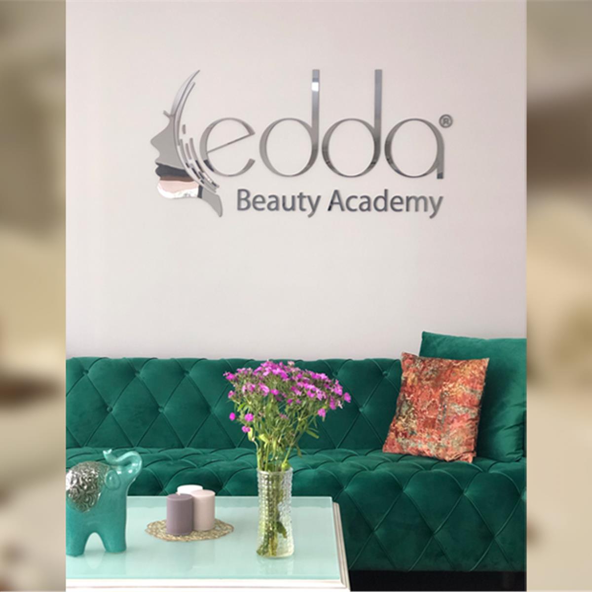 Alsancak Edda Beauty Academy Kalıcı Oje ve Kuru Manikür Uygulaması