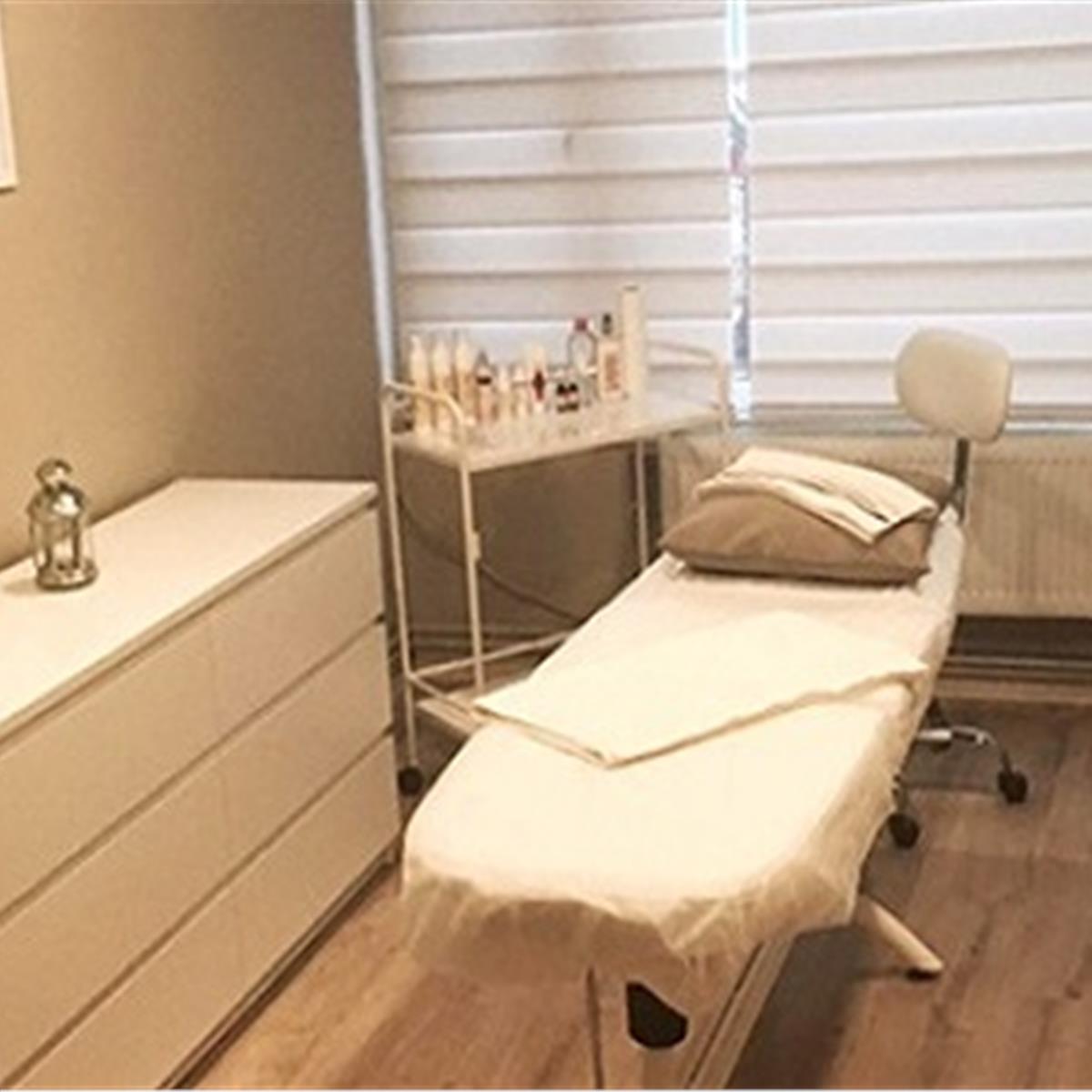 Alsancak Aden Güzellik'te Havyar veya inci tozu maskeli cilt bakımı ve boyun germe, toparlama