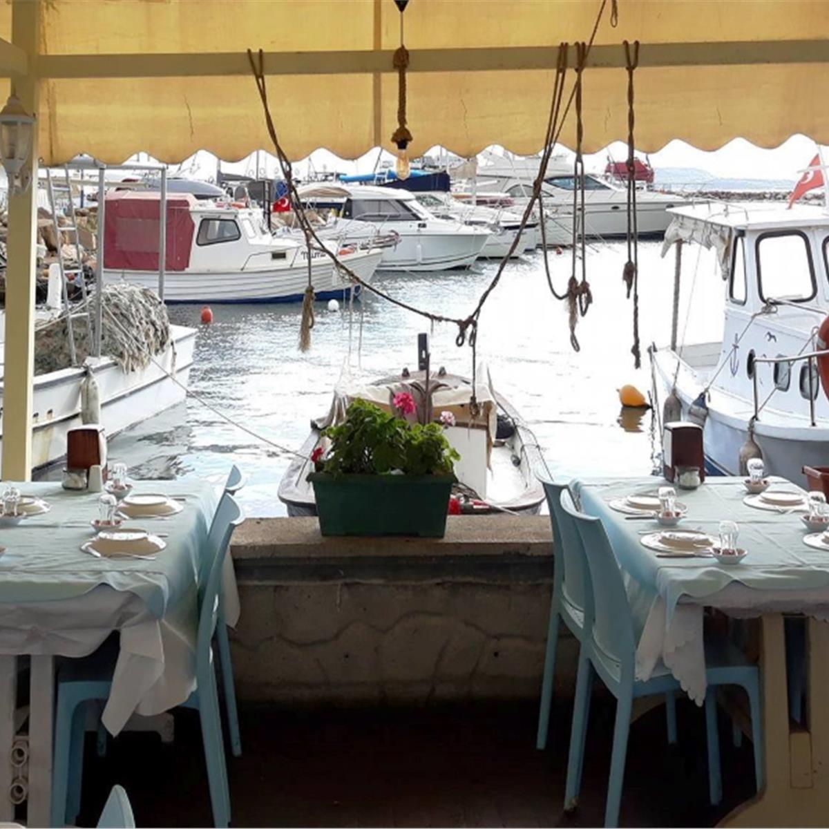 Çeşmealtı Rıhtım Restaurant’ta Denize Sıfır Muhteşem Serpme Kahvaltı