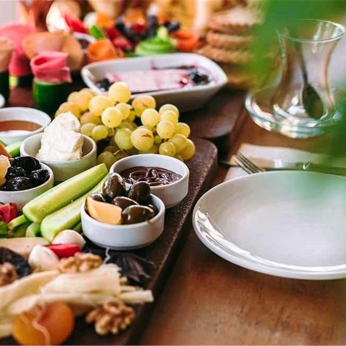 Hatay Coffee in Out Enfes Lezzetler Eşliğinde Serpme Köy Kahvaltısı Keyfi